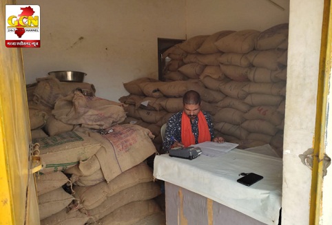 बिलावरकला राशन दुकान में लगभग 200 क्विंटल राशन का गबन बिलावरकला राशन दुकान में लगभग 200 क्विंटल राशन का गबन