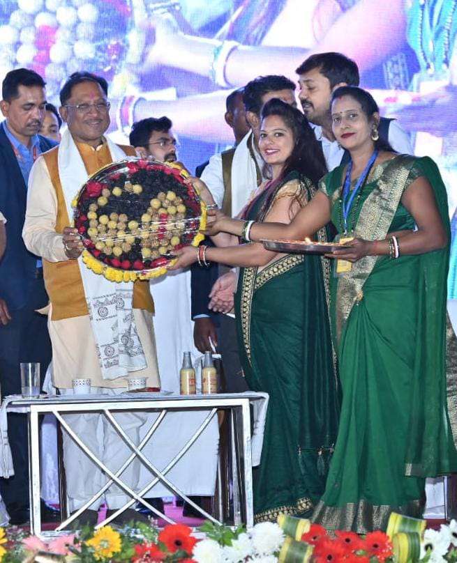 मुख्यमंत्री श्री विष्णुदेव साय को महिला स्व सहायता समूह की बहनों ने दिया जन्मदिन पर अनोखा तोहफा मुख्यमंत्री श्री विष्णुदेव साय को महिला स्व सहायता समूह की बहनों ने दिया जन्मदिन पर अनोखा तोहफा