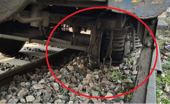 चारमीनार एक्सप्रेस की तीन बोगियां पटरी से उतरी, हादसे में पांच लोग घायल... चारमीनार एक्सप्रेस की तीन बोगियां पटरी से उतरी, हादसे में पांच लोग घायल...