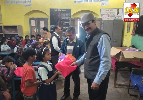 उपहार पाकर खिल उठे नन्हे मुन्ने विद्यार्थियों के चेहरे आनंद फाउंडेशन जुन्नारदेव की अनुपम पहल उपहार पाकर खिल उठे नन्हे मुन्ने विद्यार्थियों के चेहरे आनंद फाउंडेशन जुन्नारदेव की अनुपम पहल