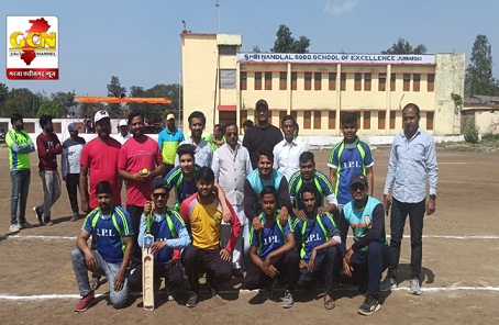 नेहरू स्टेडियम में क्रिकेट का रोमांच शुरू