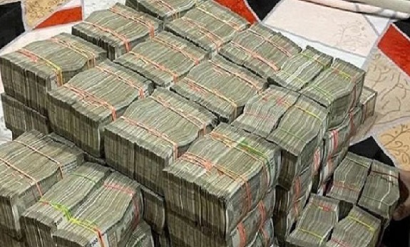 चुनाव ड्यूटी पर तैनात पुलिसकर्मियों को ट्रक में मिला 750 करोड़ कैश चुनाव ड्यूटी पर तैनात पुलिसकर्मियों को ट्रक में मिला 750 करोड़ कैश