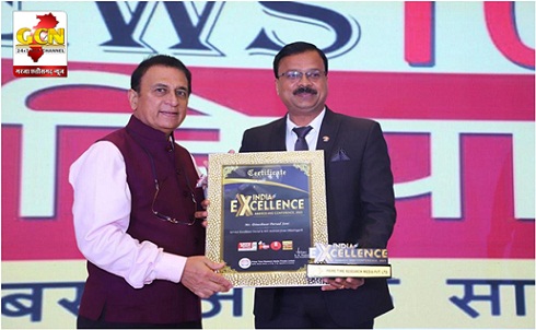 क्रिकेटर सुनील गावस्कर के करकमलों से डी. के. सोनी  अधिवक्ता को मिला Service Excellence (Social & RTI Activist) from Chattisgarh का अवार्ड