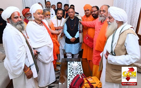 संतों का आशीर्वाद पाकर अभिभूत हुए मुख्यमंत्री संतों का आशीर्वाद पाकर अभिभूत हुए मुख्यमंत्री