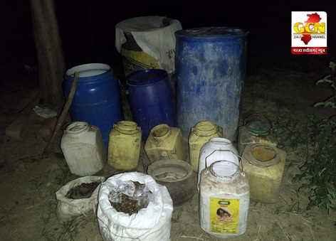 घेराबंदी कर अवैध महुआ शराब की रेड, भारी मात्रा में अवैध शराब जप्त... घेराबंदी कर अवैध महुआ शराब की रेड, भारी मात्रा में अवैध शराब जप्त...
