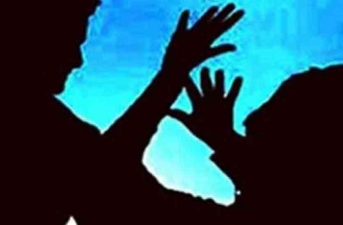 20 रुपये की चोरी के शक में युवक को पीटकर मार डाला, घटना की वीडियो... 20 रुपये की चोरी के शक में युवक को पीटकर मार डाला, घटना की वीडियो...