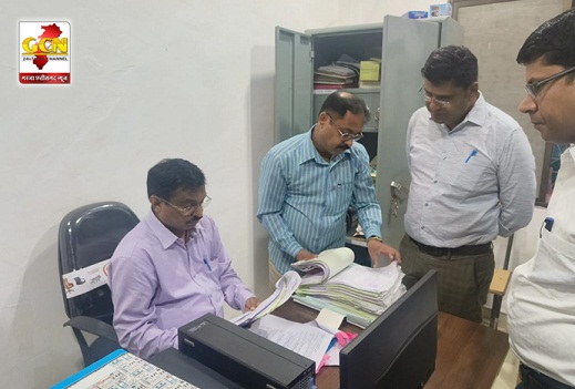 संभागायुक्त श्री कावरे ने किया खैरागढ़ कलेक्टर कार्यालय का औचक निरीक्षण, अनुपस्थित कर्मचारियों पर गिरी गाज 