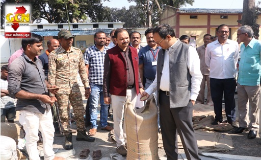 कलेक्टर ने धान उपार्जन केंद्रो का किया निरीक्षण कलेक्टर ने धान उपार्जन केंद्रो का किया निरीक्षण