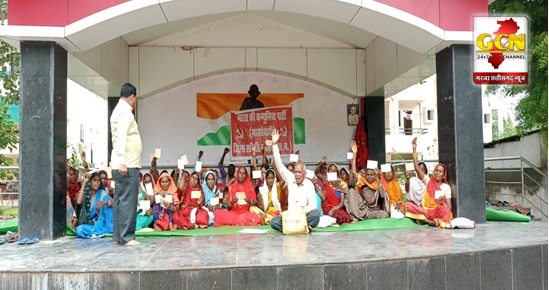 गांधी चौक में माकपाईयों ने दिया धरना, की चिटफंड के पैसे वापस दिलाने की मांग...(VIDEO) गांधी चौक में माकपाईयों ने दिया धरना, की चिटफंड के पैसे वापस दिलाने की मांग...(VIDEO)