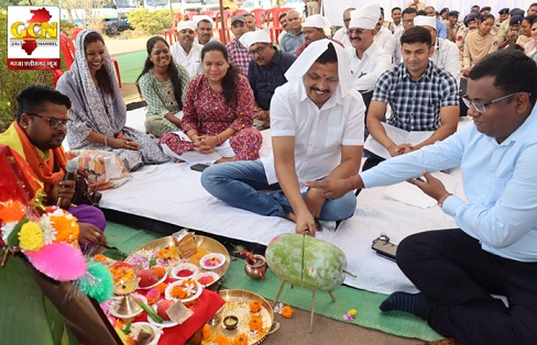 पुलिस अधीक्षक महासमुंद श्री धर्मेन्द्र सिँह ने दशहरा के अवसर पर पुलिस अधिकारियों के साथ किया शस्त्र पूजन 