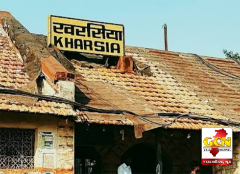 खरसिया रेल्वे पांर्किंग ठेकेदार पवन ओझा के गुर्गो की खरसिया रेल्वे स्टेशन मे खुलेआम गुंडागर्दी 