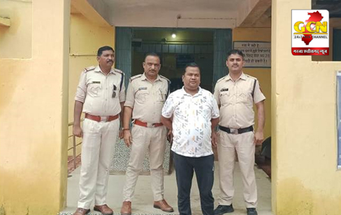 घर में पकड़ाया जिला बदर का आरोपी, थाना सूरजपुर पुलिस ने किया गिरफ्तार।