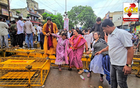 विधानसभा घेराव में शामिल होने गई नपाध्यक्ष धक्का-मुक्की में हुई घायल विधानसभा घेराव में शामिल होने गई नपाध्यक्ष धक्का-मुक्की में हुई घायल