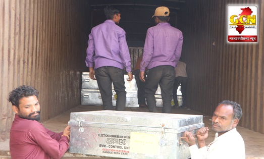 ईव्हीएम मशीन को स्ट्रांग रूम में किया गया सील, सीसीटीवी और सुरक्षा जवानों द्वारा रखी जा रही है निगरानी ईव्हीएम मशीन को स्ट्रांग रूम में किया गया सील, सीसीटीवी और सुरक्षा जवानों द्वारा रखी जा रही है निगरानी