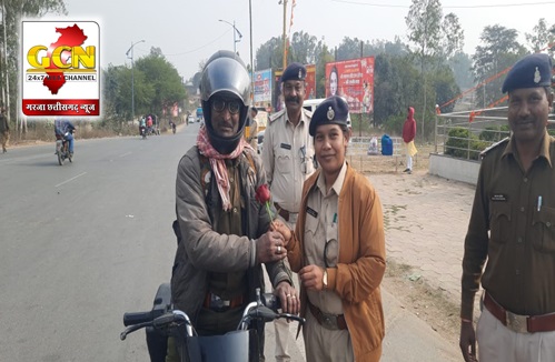 पुलिस अधीक्षक ने लोगों को ट्रैफिक नियमों की जानकारी देकर बांटे हेलमेट...(video) पुलिस अधीक्षक ने लोगों को ट्रैफिक नियमों की जानकारी देकर बांटे हेलमेट...(video)