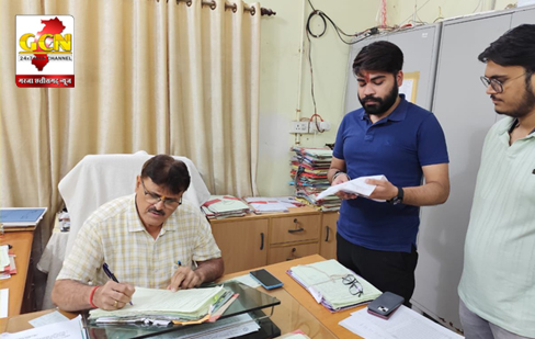 तीन सूत्रीय मांगों को लेकर गैर राजनीतिक दल आजाद सेवा संघ ने सौंपा संत गाहिर गुरु विश्वविद्यालय के कुलसचिव को ज्ञापन।