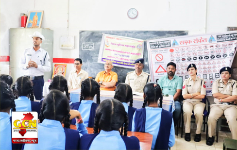 यातायात संबंधित जानकारी एवं पाम्पलेट देकर स्कूली छात्र- छात्राओ को जागरूक किया। यातायात संबंधित जानकारी एवं पाम्पलेट देकर स्कूली छात्र- छात्राओ को जागरूक किया।