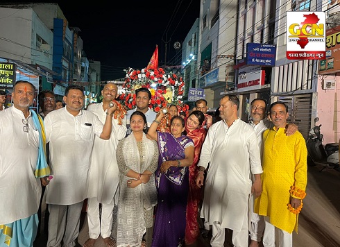 माता की पालकी को कंधे में उठाकर धर्मप्रेमियों ने कराया नगर भ्रमण माता की पालकी को कंधे में उठाकर धर्मप्रेमियों ने कराया नगर भ्रमण