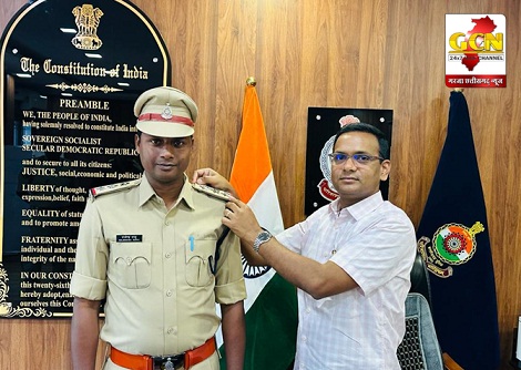 सूरजपुर जिले के एसआई राजेन्द्र साहू पदोन्नत होकर बने टीआई, पुलिस अधीक्षक ने स्टार लगाकर दी पदोन्नति।