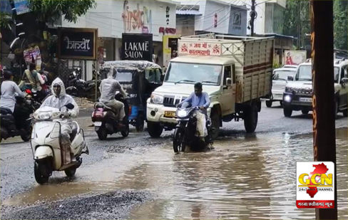 मनेंद्रगढ़ रोड NH43 (MG ROAD) इतने गड्ढे अब लगने लगे हैं मौत के कुएं 