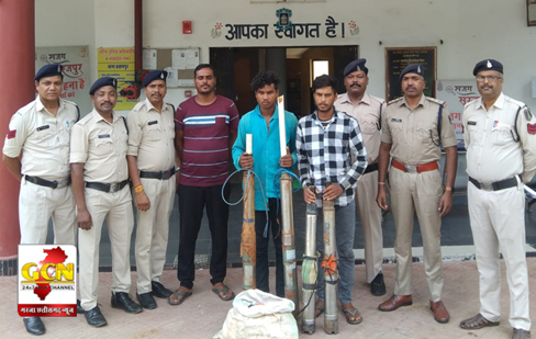 पंचायत भवन से समरसिबल पम्प चोरी सहित 3 अन्य चोरियों का थाना प्रतापपुर पुलिस ने खुलासा कर एक विधि विरूद्ध संघर्षरत् बालक सहित 4 को किया गिरफ्तार।