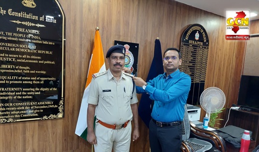 सूरजपुर जिले के उप निरीक्षक आनंद राम पैंकरा पदोन्नत होकर बने निरीक्षक, पुलिस अधीक्षक सूरजपुर ने स्टार लगाकर दी पदोन्नति
