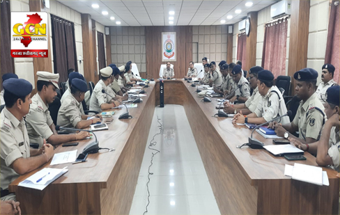 कानून व्यवस्था को मजबूत और सुदृण बनाए रखने संवेदनशील होकर करें कार्य-डीआईजी/एसएसपी सूरजपुर।