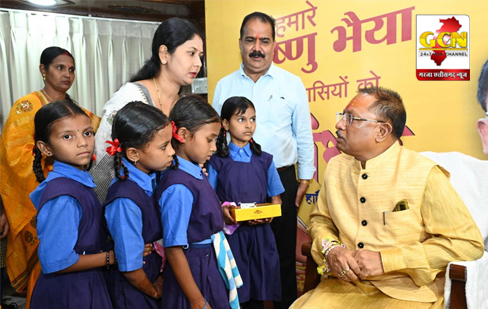 मुख्यमंत्री की कलाई पर अभ्यास स्कूल की छात्राओं ने सजाई खुद की बनाई राखी मुख्यमंत्री की कलाई पर अभ्यास स्कूल की छात्राओं ने सजाई खुद की बनाई राखी