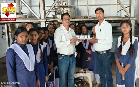 छात्राओं को बिरकोनी स्थित परफेक्ट हर्बल ऑयल फैक्टरी का भ्रमण करवाया गया छात्राओं को बिरकोनी स्थित परफेक्ट हर्बल ऑयल फैक्टरी का भ्रमण करवाया गया