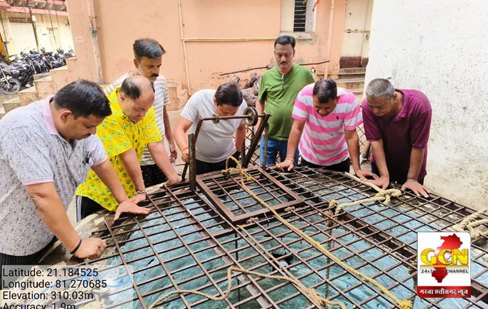 गंजपारा में कुआँ सफाई के कार्य को देखने पहुँचे आयुक्त गंजपारा में कुआँ सफाई के कार्य को देखने पहुँचे आयुक्त