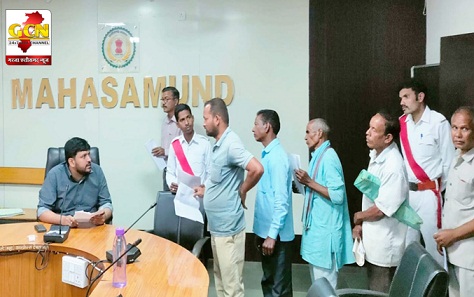 कलेक्टर श्री मलिक ने जन चौपाल में सुनी आवेदकों की समस्याएं कलेक्टर श्री मलिक ने जन चौपाल में सुनी आवेदकों की समस्याएं